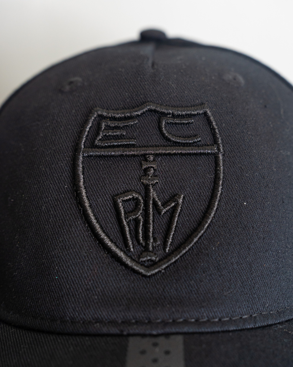 GORRA NEGRA ESCUDO BORDADO